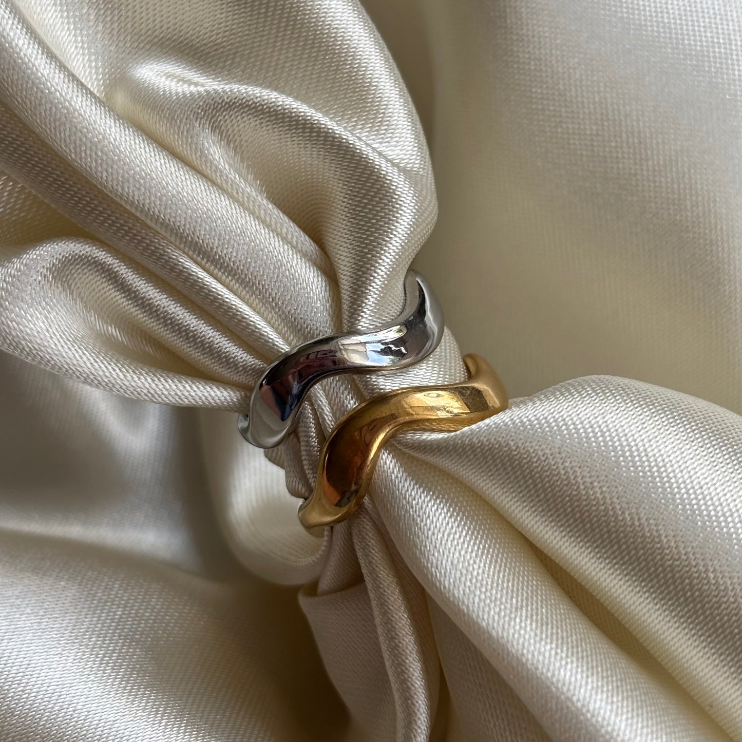 Wavy ring G